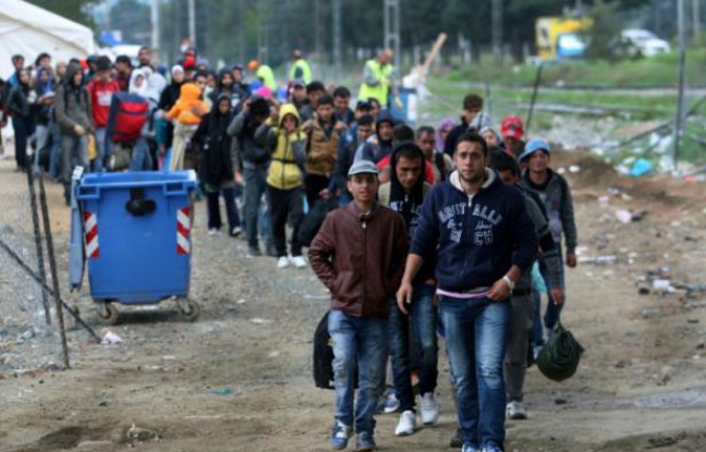 648x415_des_migrants_traversent_la_frontiere_entre_la_grece_et_la_macedoine_pres_du_village_de_idomeni_le_14_octobre_2015.jpg